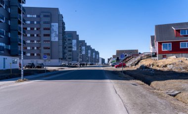 Nuuk 'taki Taupannguit caddesinde bir resim oluşturmak için yedi apartman bloğu dolusu kuzgun resmi.
