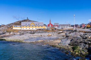 Grönland Nuuk 'taki Kurtarıcımız Kilisesi' nin tepesinde Hans Egede heykeli olan ev koleksiyonu.