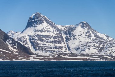 Ukkusissat dağı, Nuuk 'un çevresindeki baskın zirve noktasıdır. Sabahın erken saatlerinde limana varan yolcu gemisinde görülmektedir.