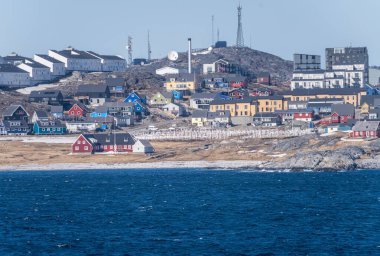 Nuuk Grönland sahilinde modern evleri olan Herrnhut Evi ve mezarlığı