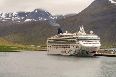 Isafjordur, İzlanda - 27 Mayıs 2025: Norveç Star yolcu gemisi alçak bulutlar ve karla limana yanaştı