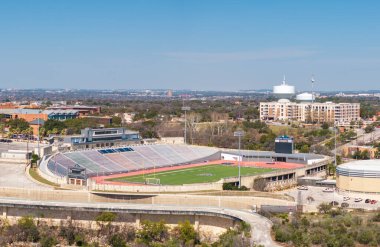 San Antonio, TX - 28 Şubat 2025: Alamo Stadyumu veya San Antonio, Teksas 'taki Kaya Yığını güzel mavi gökyüzü.