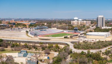San Antonio, TX - 28 Şubat 2025: Alamo Stadyumu veya San Antonio, Teksas 'taki Kaya Yığını güzel mavi gökyüzü.