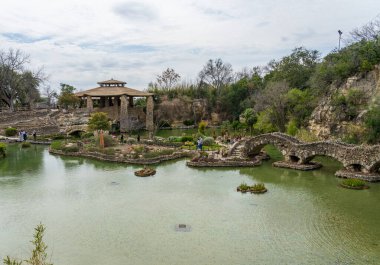 San Antonio, TX - 27 Şubat 2025: Turistler Teksas 'taki Japon Çay Bahçesi' ndeki batık bahçeleri ziyaret ettiler