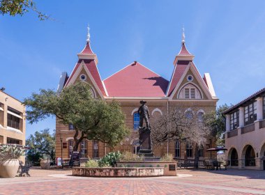 San Marcos, TX - 1 Mart 2025: San Marcos 'taki Teksas Eyalet Üniversitesi kampüsündeki Old Main' in tarihi binası.