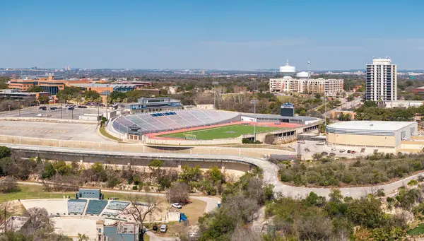 San Antonio, TX - 28 Şubat 2025: Alamo Stadyumu veya San Antonio, Teksas 'taki Kaya Yığını güzel mavi gökyüzü.