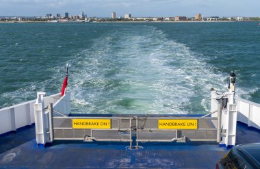 Portsmouth 'tan Fishbourne' a giden bir feribotun giriş kapısı.