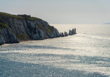 The Needles 'ın dramatik tebeşirleri, Wight Adası, ışıl ışıl ışıl bir denize karşı
