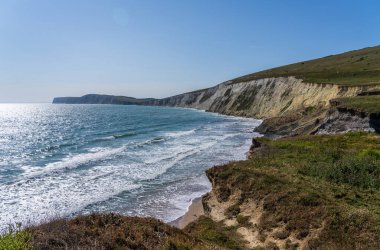 Dinozor Sahili olarak bilinen bölgedeki kayalıklar Wight Adası 'ndaki Compton Körfezi' nde okyanusa dökülüyor.