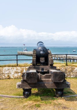 Wight Adası 'nı savunmak için denize bakan antika toplu Yarmouth Kalesi mimarisi.