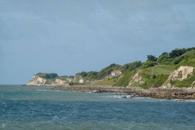 Wight Adası 'ndaki sahil ve uçurumlar manzaralı tatil beldesi Ventnor.