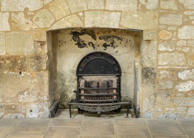 Wroxall Adası yakınlarındaki Appuldurcombe Evi 'nin boş kabuğunda şömineye demir dökün.