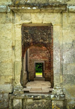 Wroxall Adası yakınlarındaki Appuldurcombe Evi 'nin boş binasındaki kapı ve koridorlar.