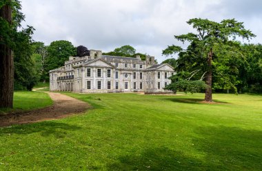 Wroxall Adası yakınlarındaki Appuldurcombe Evi 'nin boş kabuğunun önündeki bahçeler ve çeşme.