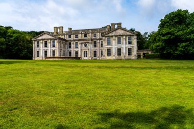 Wroxall Adası yakınlarındaki Appuldurcombe Evi 'nin boş kabuğunun önündeki bahçeler ve çeşme.