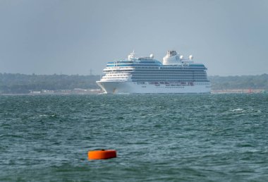 Cowes, IoW - 3 Haziran 2025: Oceana Vista yolcu gemisi, rüzgarlı bir günde Southampton 'a doğru yola çıktı.