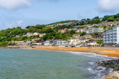 Ventnor, IoW - 4 Haziran 2025: Sahil boyunca manzaralı bir tatil beldesi