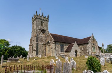 All Saints Kilisesi Wight Adası 'ndaki Godshill adlı küçük sevimli bir köyde mezarlıklarla çevrili.