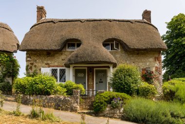 Wight Adası 'ndaki Godshill' deki tepede bir çift şirin sazdan yarı müstakil kır evi.