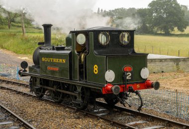 Havenstreet, IoW - 5 Haziran 2025: Wight Steam Adası demiryolu hattında küçük bir buhar motoru Tatlı Su