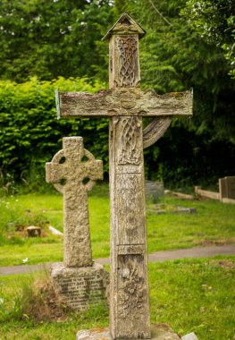 İngiltere 'nin Shropshire kentindeki Stokesay mezarlığındaki eski meşe haçı zamanla aşınarak aşınmış.