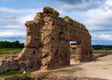 Eski Çalışmalar 'ın kazı duvarları İngiltere' deki en büyük Roma harabesi. Wroxeter Shropshire 'da önemli bir Roma yerleşimi ortaya çıkarıldı