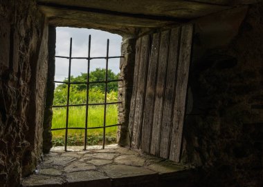 Taş çerçevelerin ayrıntıları ve 13. yüzyıldan kalma Shropshire İngiltere 'de müstahkem bir malikane olan Stokesay şatosunun açılışı.