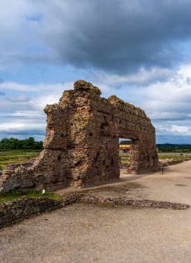Eski Çalışmalar 'ın kazı duvarları İngiltere' deki en büyük Roma harabesi. Wroxeter Shropshire 'da önemli bir Roma yerleşimi ortaya çıkarıldı