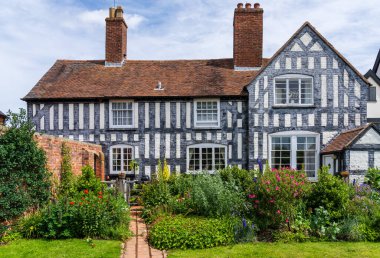 Boscobel Evi, resmi çiçek ve sebze bahçeleriyle ahşap çerçeveli güzel bir bina.