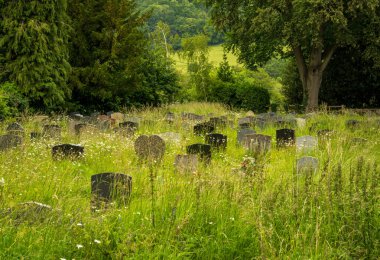 İngiltere 'nin Shropshire kırsalında eski ve sakin bir mezarlık.