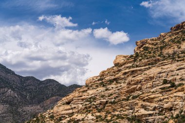 Nevada 'daki Red Rock Kanyonu' nun kırmızı kayalıklarının dramatik manzarası Las Vegas yakınlarındaki manzaralı yolculuktan görüldü.