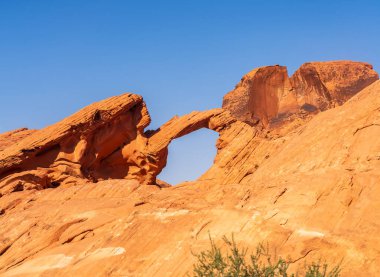 Nevada 'daki Ateş Vadisi eyalet parkında dramatik kırmızı kumtaşı kemeri oluşumları.