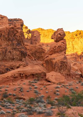 Dramatik kırmızı kumtaşı oluşumları, Ateş Vadisi Parkı Nevada 'da bir cesedin yan profilini oluşturuyor.