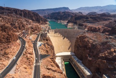 Vadinin aşağısındaki Hoover Barajı 'na ve Mead Gölü' ne Colorado nehrinin karşısındaki köprüden bakın.