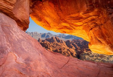Atlatl Kayası 'nın dramatik kırmızı kumtaşı doğal kavisli oluşumu ve Ateş Vadisi Eyalet Parkı' nın farklı manzarası eklendi.