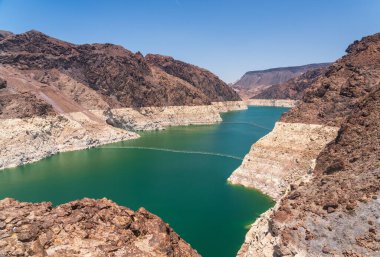 Mead Gölü 'ndeki Hoover Barajı' nın ve Colorado Nehri 'ndeki alçak su seviyelerinin geçidine bakın.