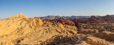 Silika Kubbesi ve Ateş Vadisi 'ndeki kırmızı kumtaşı oluşumlarının dramatik manzarası Nevada eyaleti parkı.