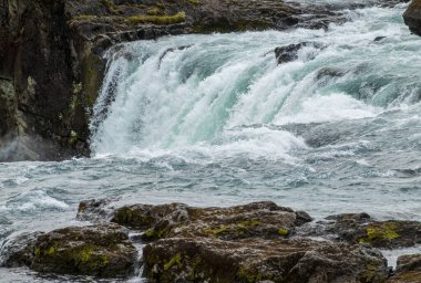 Kuzey İzlanda 'da Akureyri yakınlarındaki Skjalfandafljot nehri üzerindeki Tanrıların Şelalesi popüler bir turistik merkezdir.