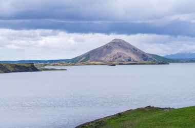 Myvatn Gölü 'nün büyüleyici manzaralarını ve İzlanda' nın Myvatn Doğa Rezervi 'ndeki benzersiz sözde kraterlerini araştırın.