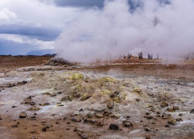 Jeotermal etkinlik, Namafjall, İzlanda 'daki Hver' de turistlerin izleyebileceği bir gerçeküstü manzara yaratıyor.