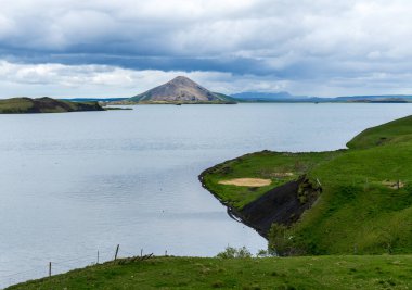 Myvatn Gölü 'nün büyüleyici manzaralarını ve İzlanda' nın Myvatn Doğa Rezervi 'ndeki benzersiz sözde kraterlerini araştırın.
