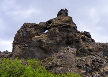 Myvatn Gölü yakınlarındaki Dimmuborgir 'de eşsiz volkanik kaya oluşumları ve oyuk sütunlar İzlanda manzaralarının jeolojisini gözler önüne seriyor.