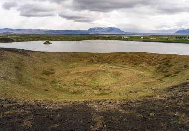 Myvatn Gölü 'nün büyüleyici manzaralarını ve İzlanda' nın Myvatn Doğa Rezervi 'ndeki benzersiz sözde kraterlerini araştırın.