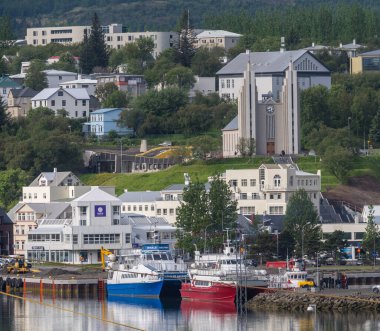 Akureyri, İzlanda - 28 Mayıs 2025: Eyjafjordur fiyortu üzerindeki Akureyri Kilisesi. Kasaba Kuzey İzlanda 'nın başkenti olarak bilinir.