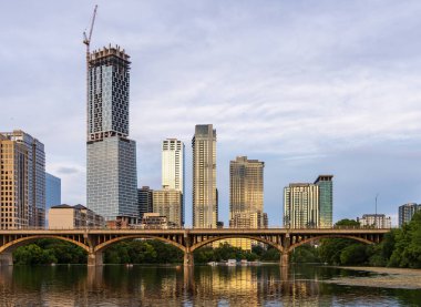 2025 yazında Austin TX 'in siluetinin üstündeki Lady Bird Gölü üzerindeki Teksas' ın en yüksek binasının tepesinde.
