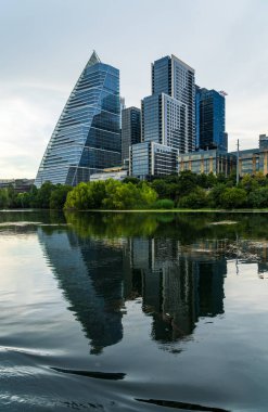 2025 yazında Austin Texas 'ın ufuk çizgisi Lady Bird Johnson Gölü' nden denize açılırken görülüyor.