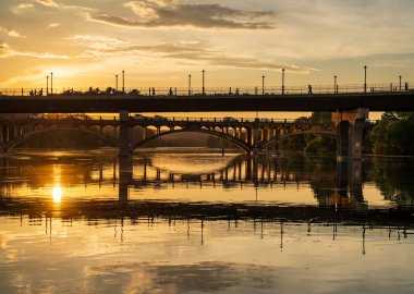 Pfluger yaya bisiklet köprüsü ve tarihi Lamar Bulvarı Austin Teksas 'ta altın ışığa yansıdı