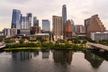 2025 yazında şehir merkezindeki Austin Texas silueti Lady Bird Gölü 'nün yukarısından görülüyor.