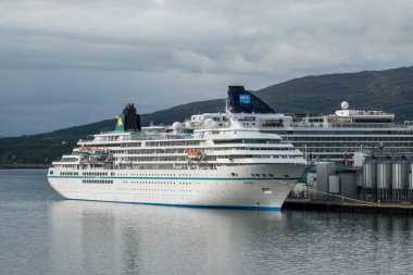 Akureyri, İzlanda - 28 Mayıs 2025: MS Amadea ve Norveç Yıldızı Eyjafjordur fjord limanına yanaştı. Kuzey İzlanda 'nın başkenti olarak bilinir.