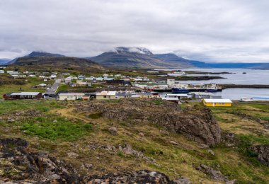 Doğu İzlanda 'nın küçük bir kasabası olan Djupivogur' un panoraması yukarıdan görülen soğuk bulutlu bir günde